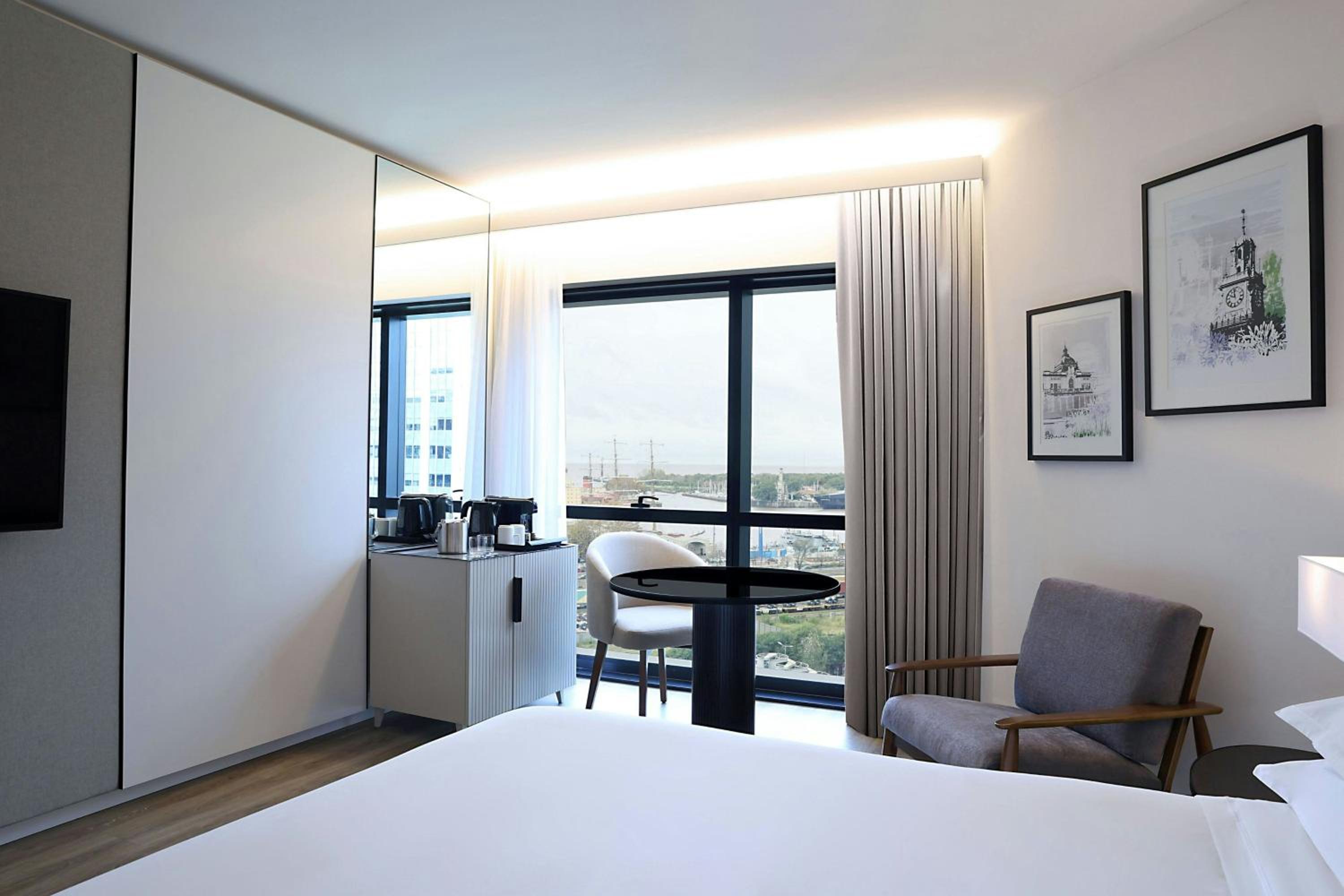 Guest Room, Superior, King Bed, Pool Access، Sheraton Buenos Aires Hotel And Convention Center 6/10