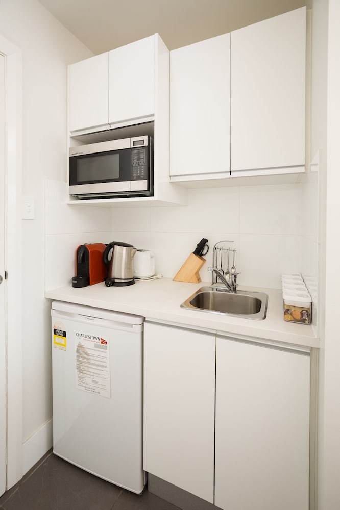 استوديو بسرير كينج بمطبخ صغير في الطابق الأرضي، Charlestown Executive Apartments 7/10