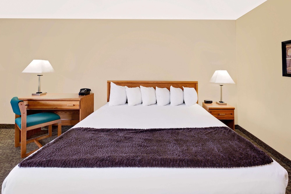 Days Inn By Wyndham Cadillac 12/39