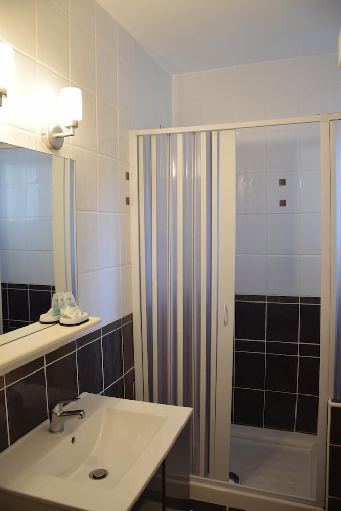 Hotel Le Grillon 24/25