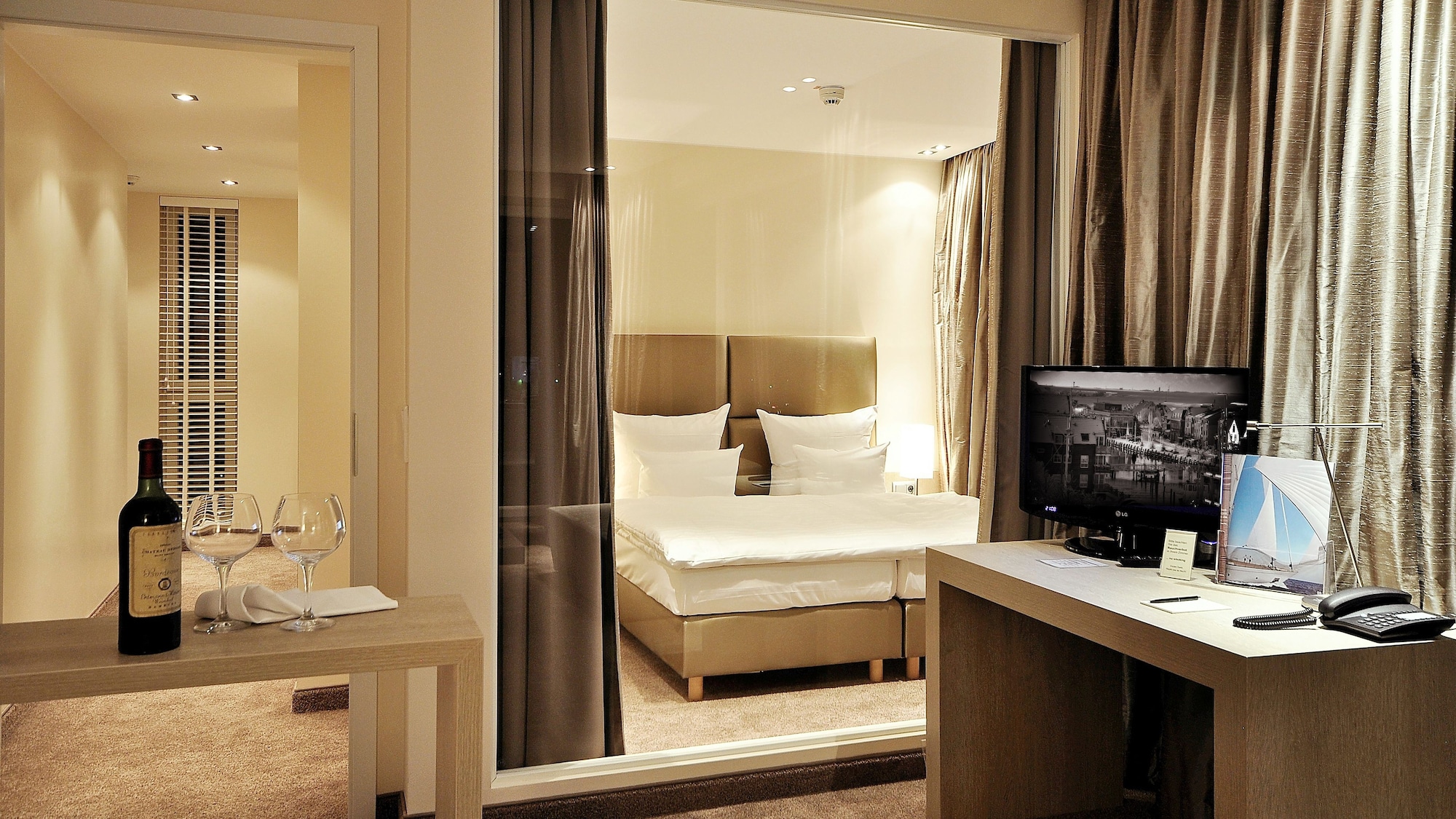 Panorama, Suite, Double Bed, with View, Balcony