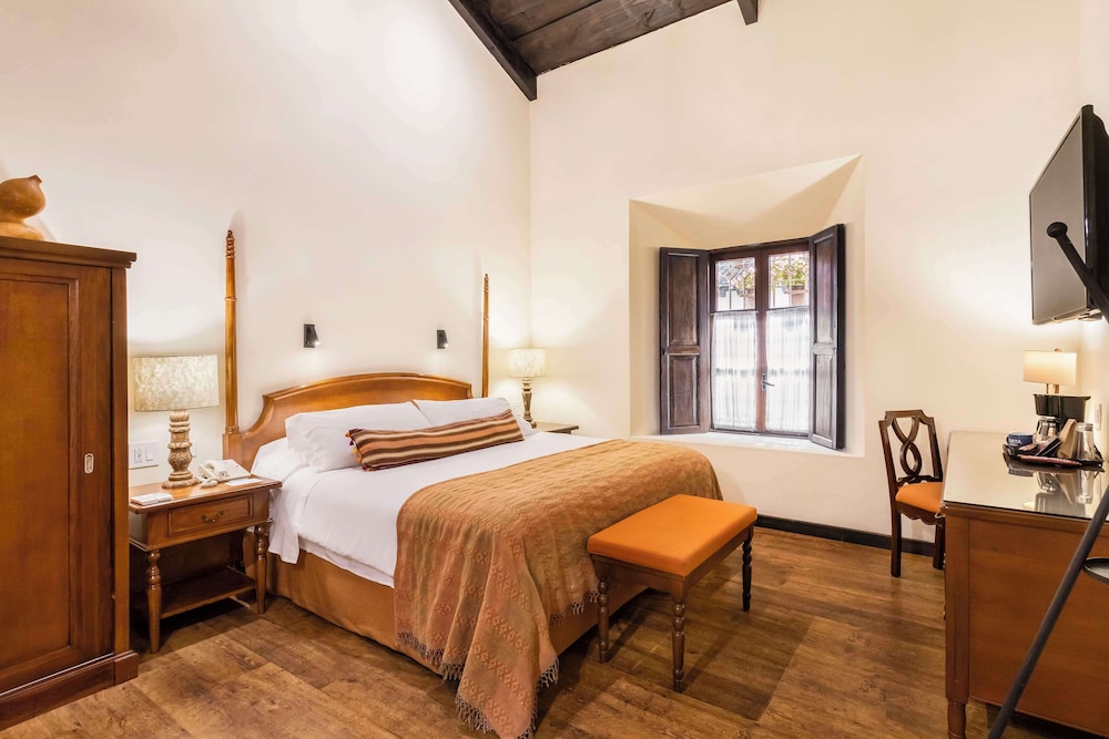 DELUXE, KING BED
