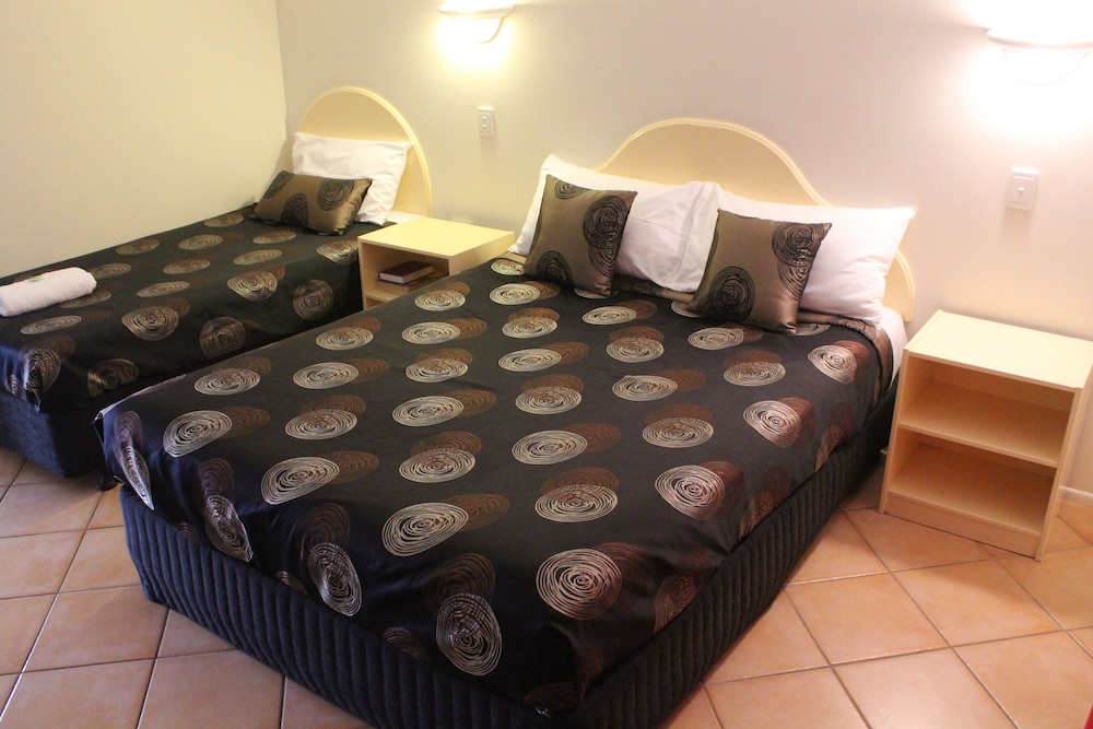 ROCKY GARDENS MOTOR INN 22/28