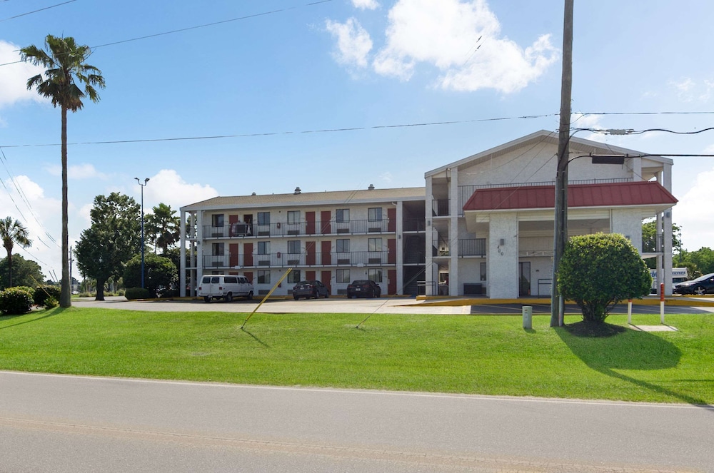 OYO Hotel Mobile AL I-65 at Airport Blvd in MOBILE - AL