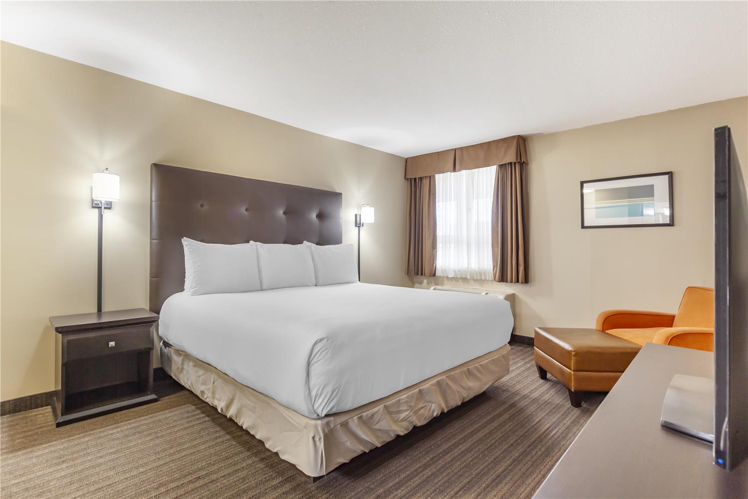 Suite, King Bed, Sofa, Exterior Entrance، Best Western Cold Lake Inn 2/2
