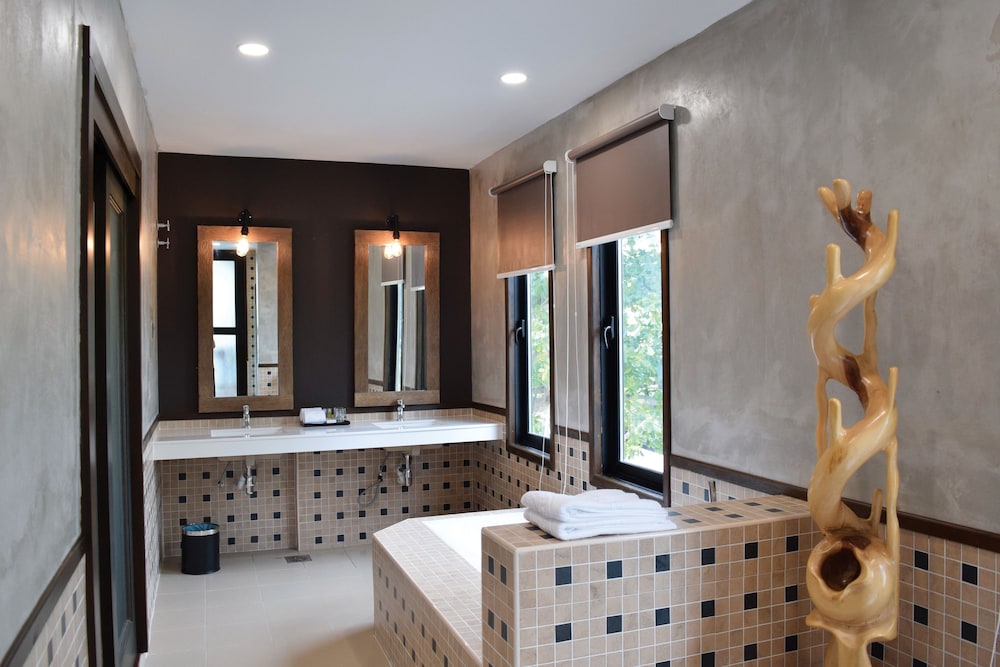 Treasures Hotel & Suites 36/64