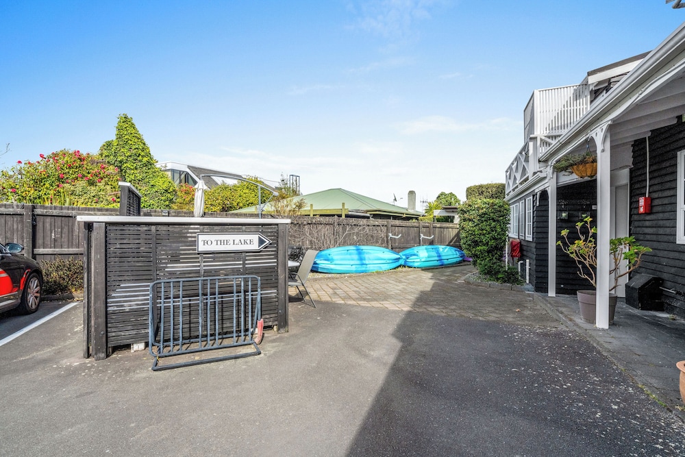 Cottage Mews Motel 63/72