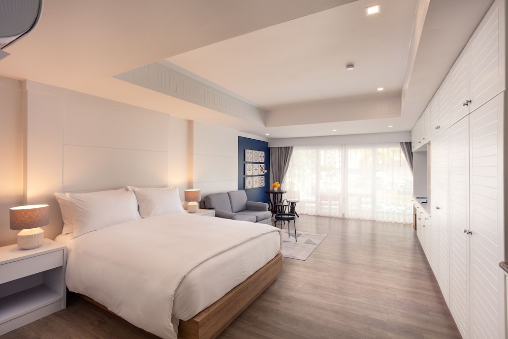 Anona Beachfront Phuket Resort 16/65