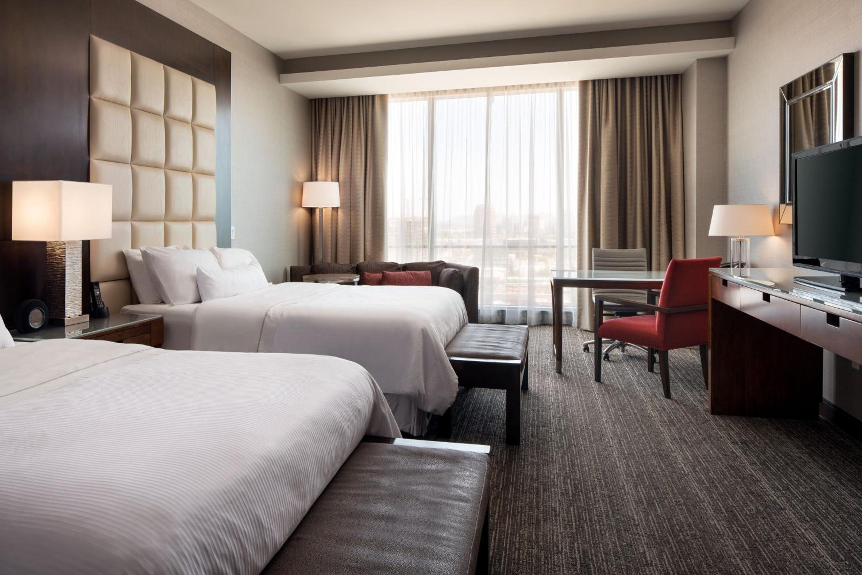 غرفة كلوب بسريرين كوين بحوض استحمام لذوي الإعاقة، Westin Phoenix Downtown 2/3