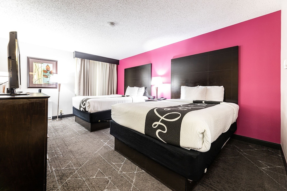La Quinta Inn & Suites by Wyndham Dallas I-35 Walnut Hill Ln 19/46