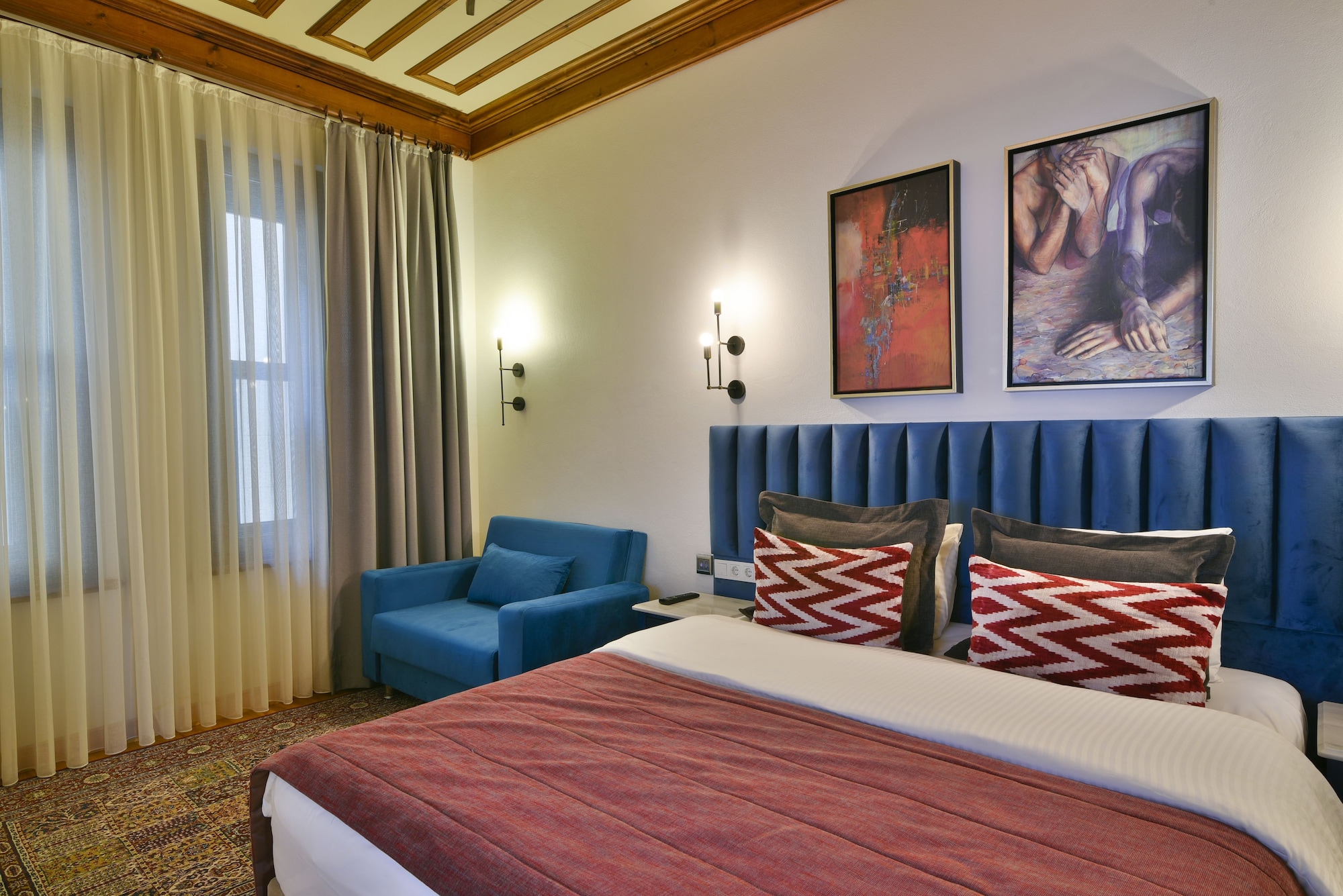 EXECUTIVE, SUITE
