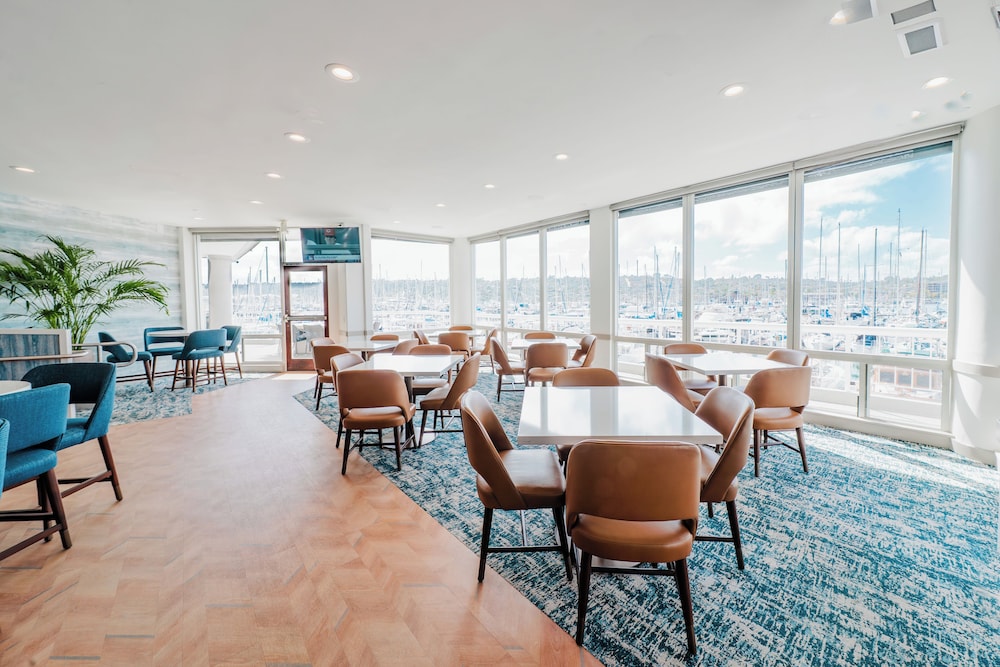 Bay Club Hotel & Marina 55/65