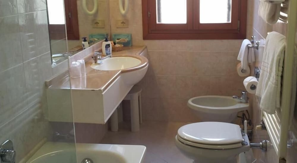 ROOM, TWIN BEDS