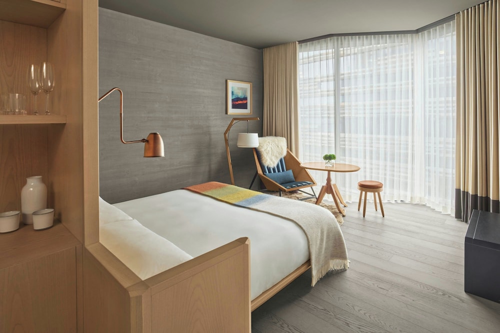 Room, King Bed, Courtyard View
