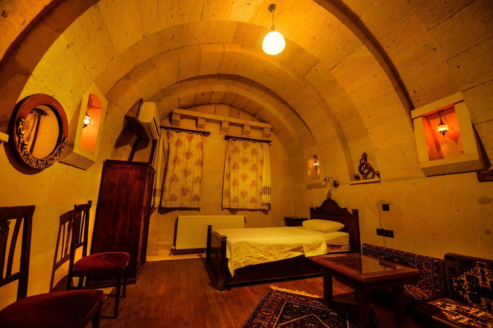 Vineyard Cave Hotel 81/98