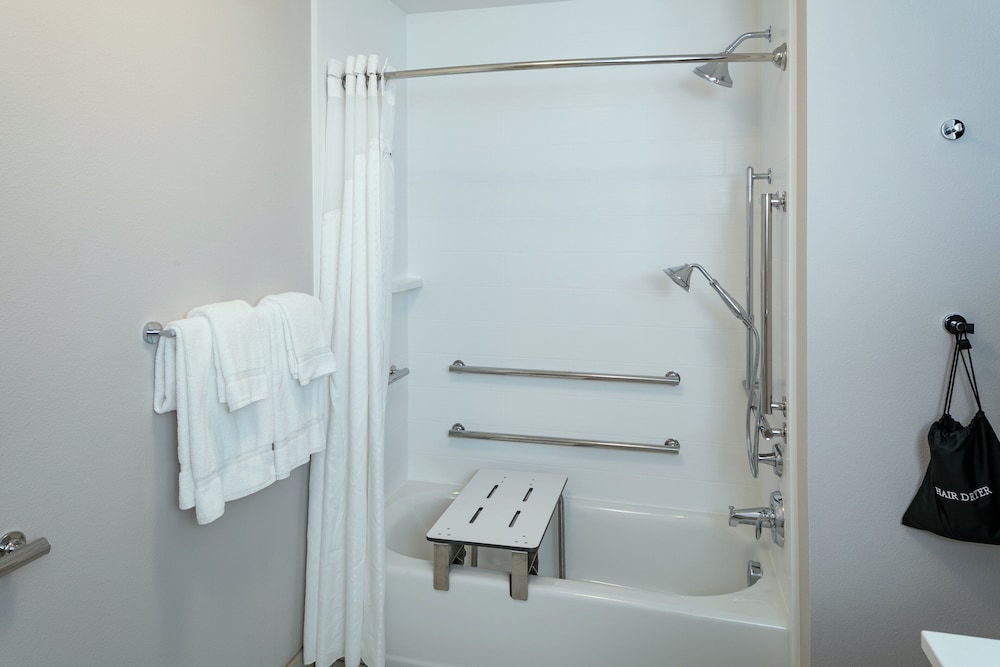 جناح بسرير كينج بحوض استحمام لذوي الإعاقة، Holiday Inn Express and Suites Medford 5/6