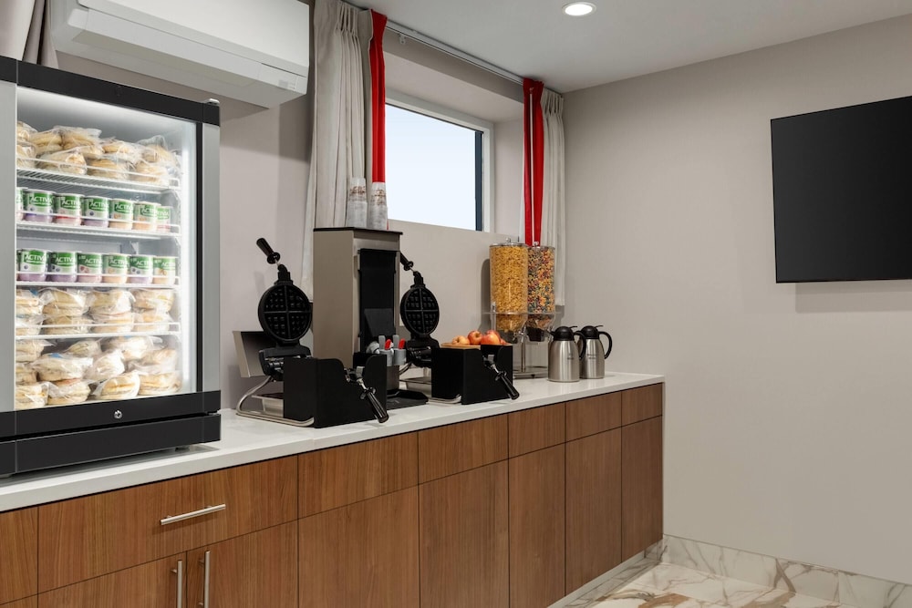 Ramada by Wyndham Brooklyn Empire Blvd 6/50