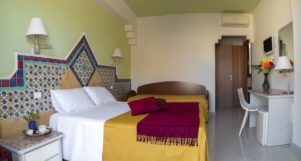 ROOM, DOUBLE BED, PARTIAL SEA VIEW, BALCONY