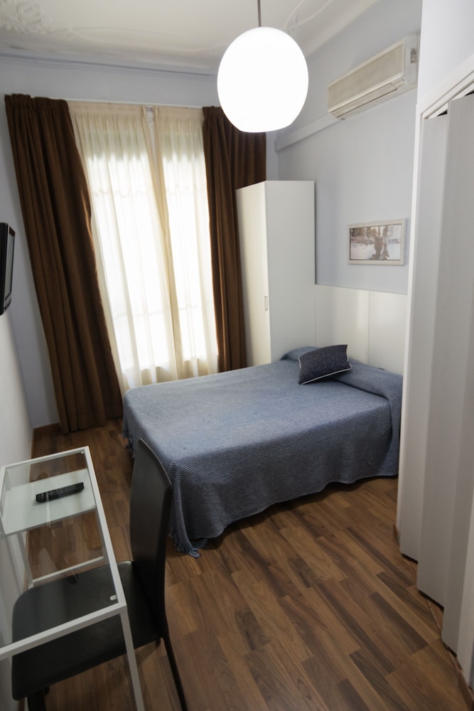 Hostal Lesseps 47/60