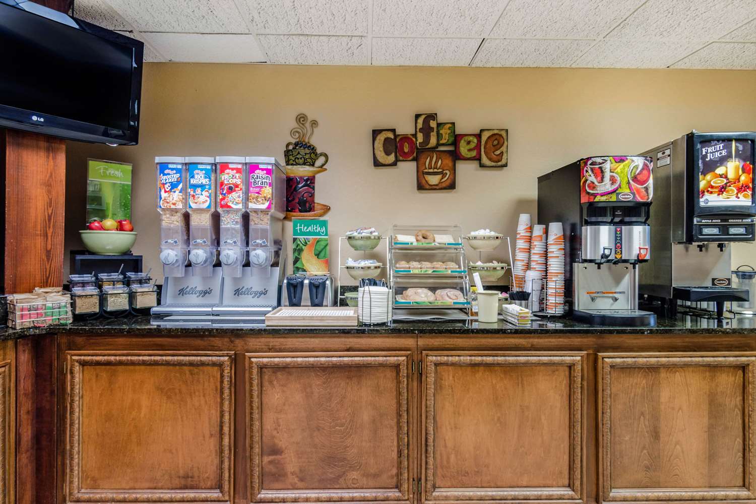 Quality Inn & Suites Carthage near Precious Moments Chapel 10/33