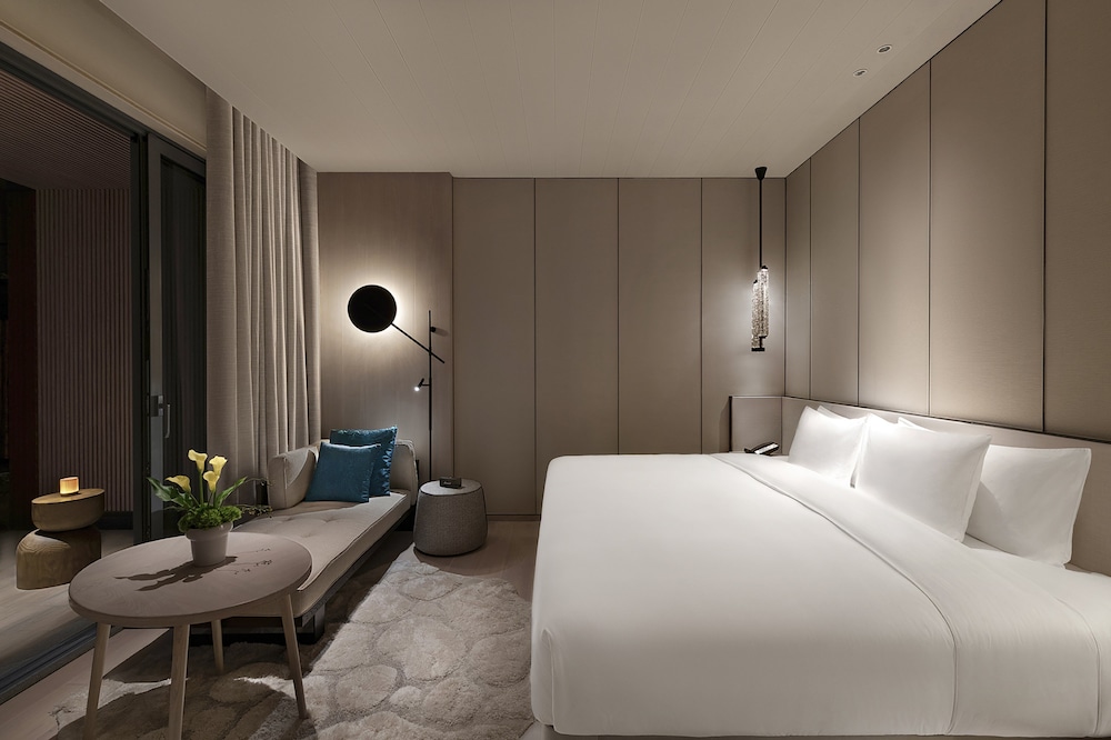 Standard, King Bed, Land View, Mountain View, Bathtub