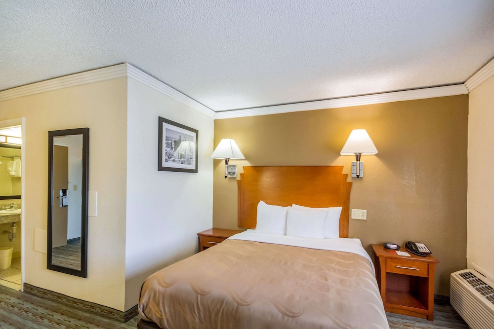 Quality Inn & Suites Kansas City - Independence I-70 East 19/34