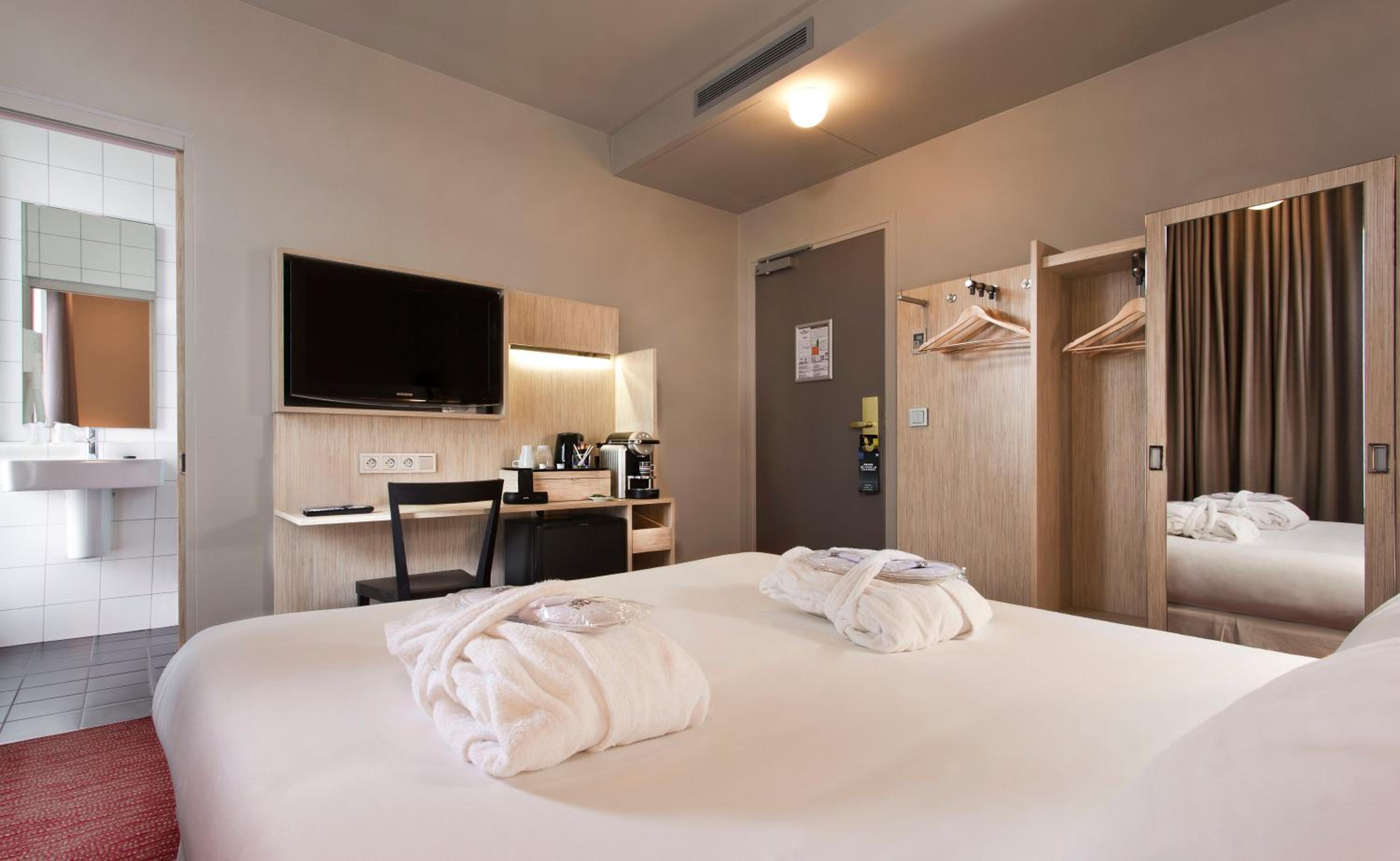 Paris, Privilege, Queen Bed