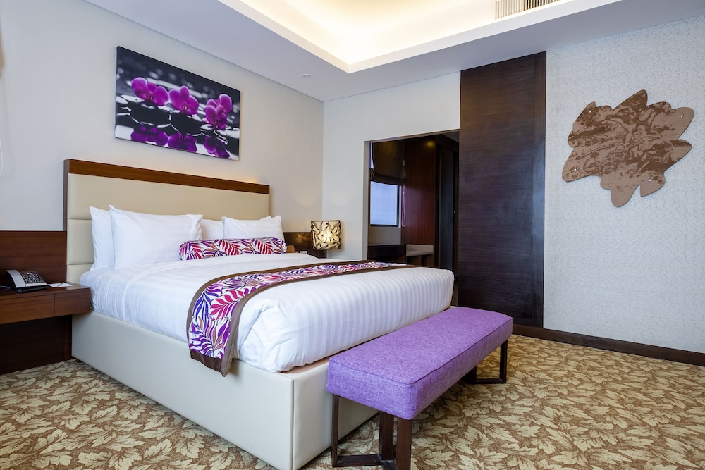 SIGNATURE, SUITE, KING BED