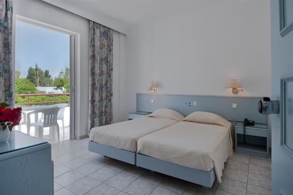 Alexandra Beach Hotel 6/37