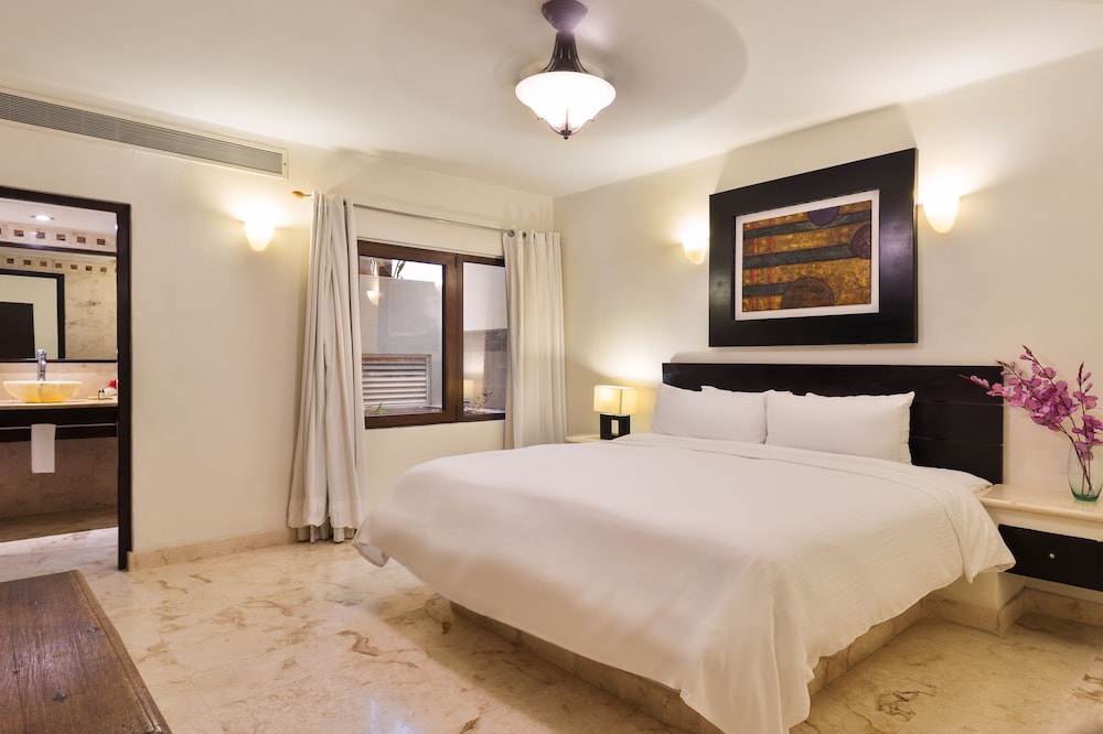 El Taj Oceanfront & Beachside Condo Hotel 18/74