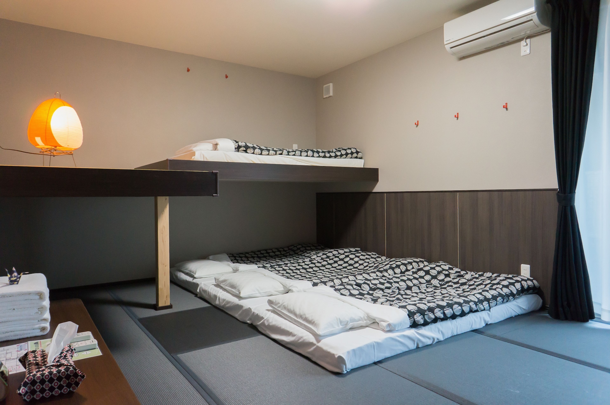PRIVATE, 5 FUTON BEDS, SHARED BATHROOM