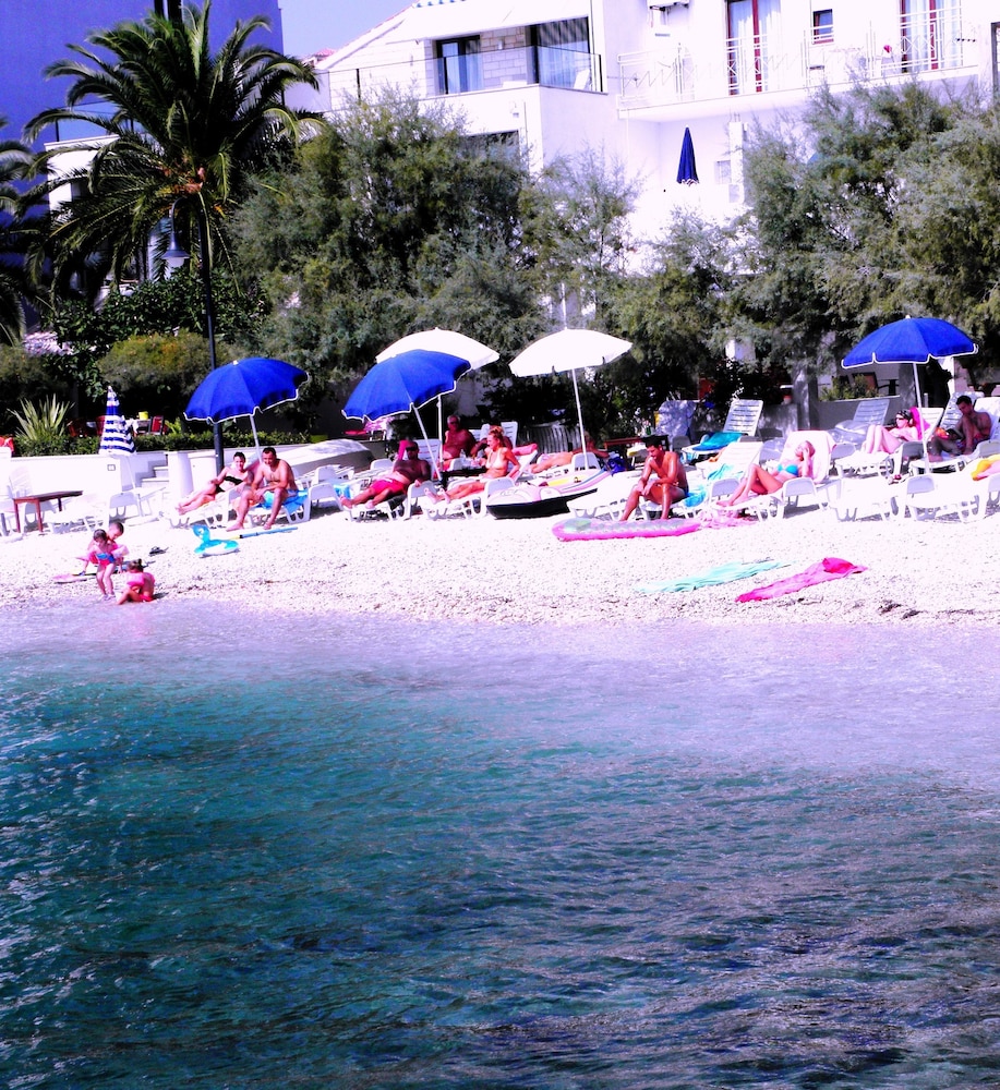 Beachfront Villa Mediteran 44/50