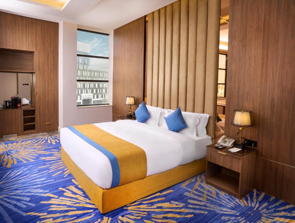 Standard, King Bed, Front View