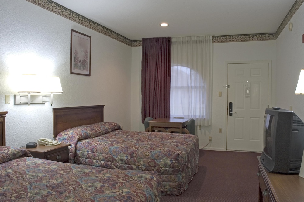 Budget Host, Hempstead Inn 15/35