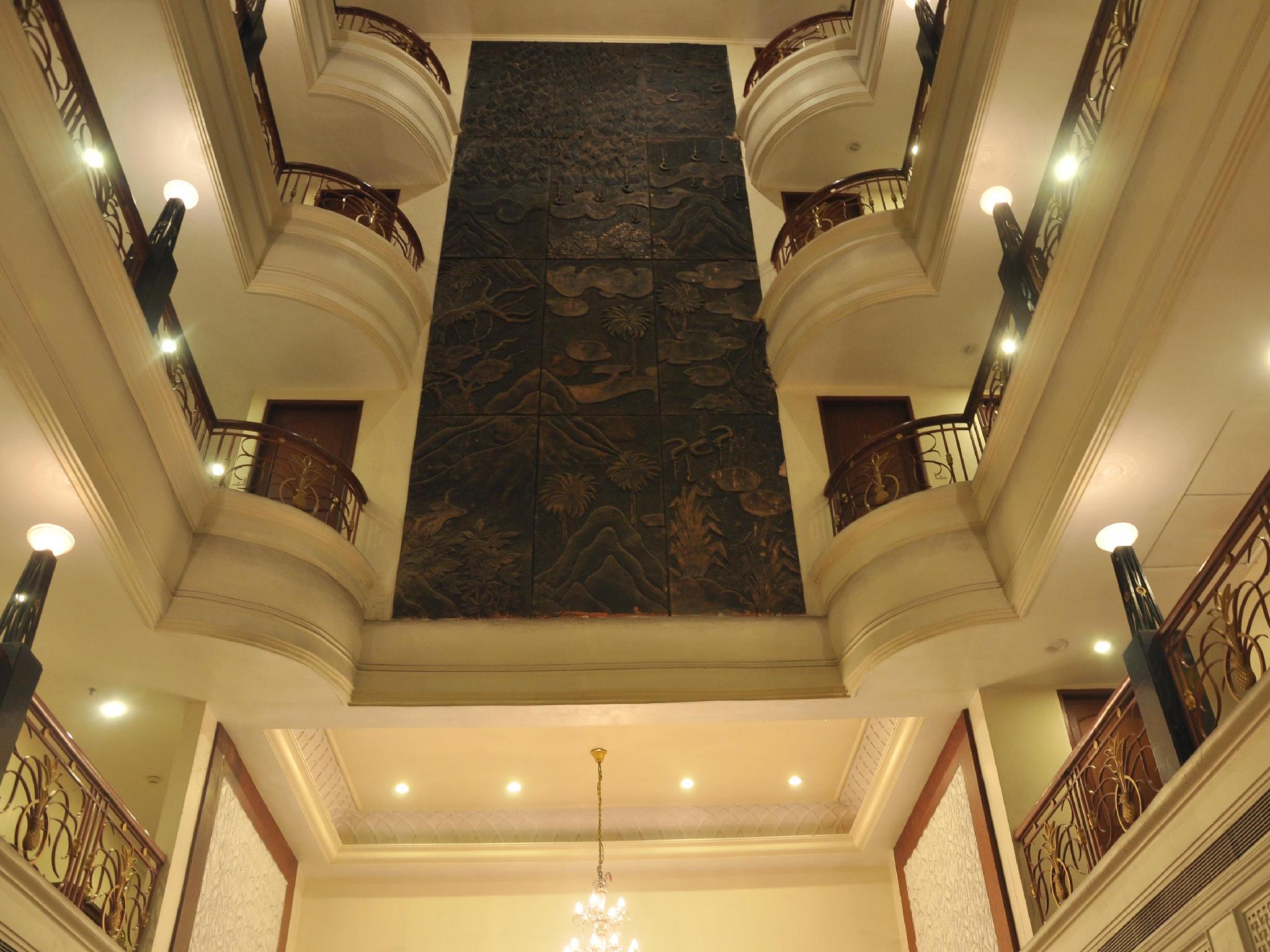 ROYAL FORT HOTEL 8/32