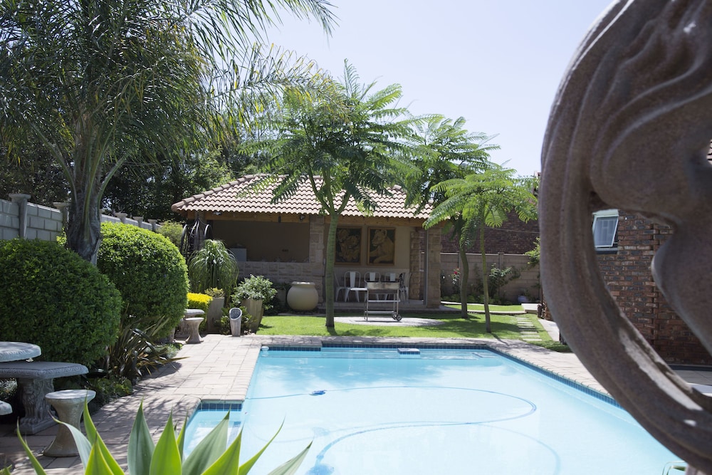 Xaviera Guest House 28/35