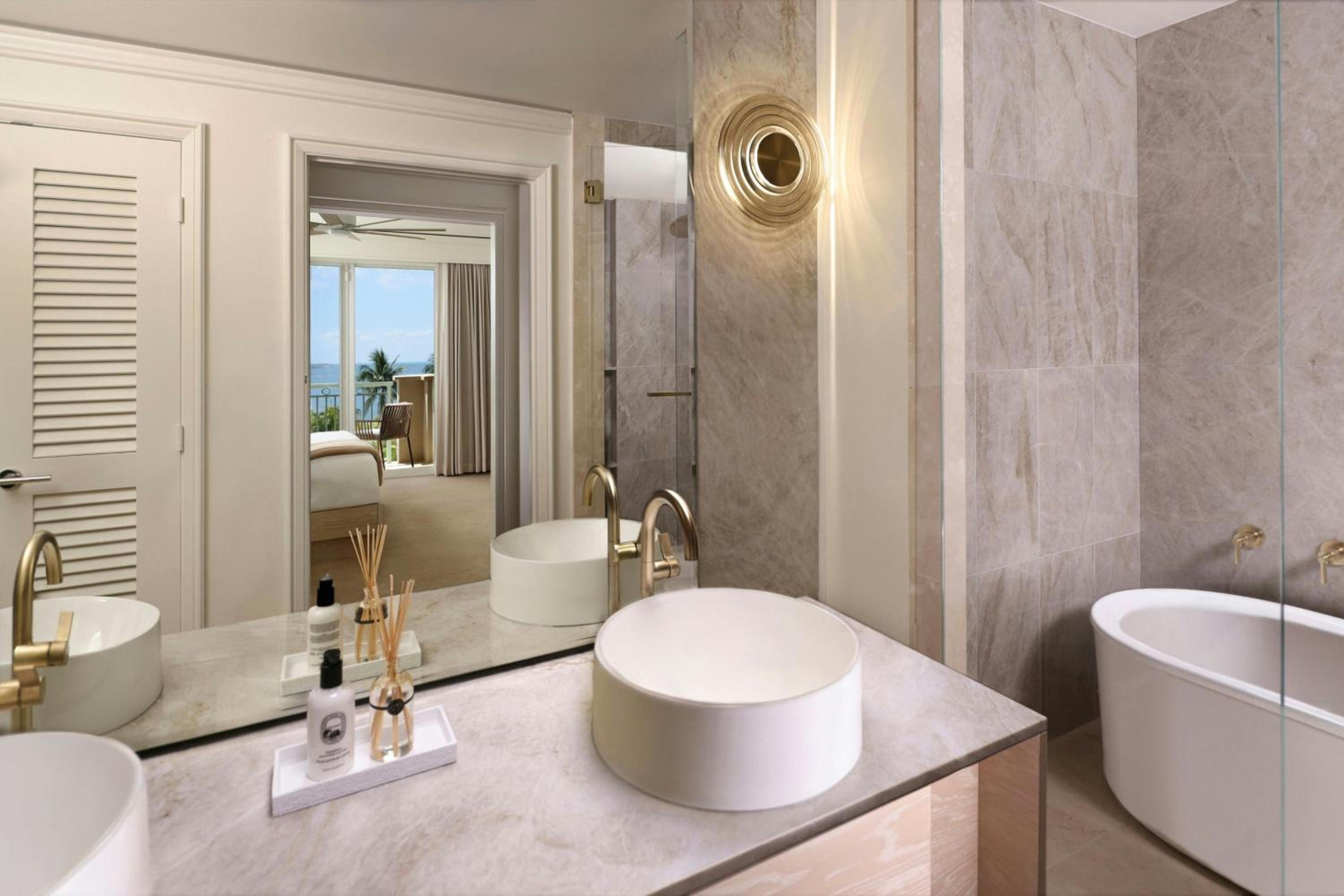 1 Bedroom, Suite, King Bed, Ocean Front, Sofa، The Ritz Carlton Key Biscayne 5/6
