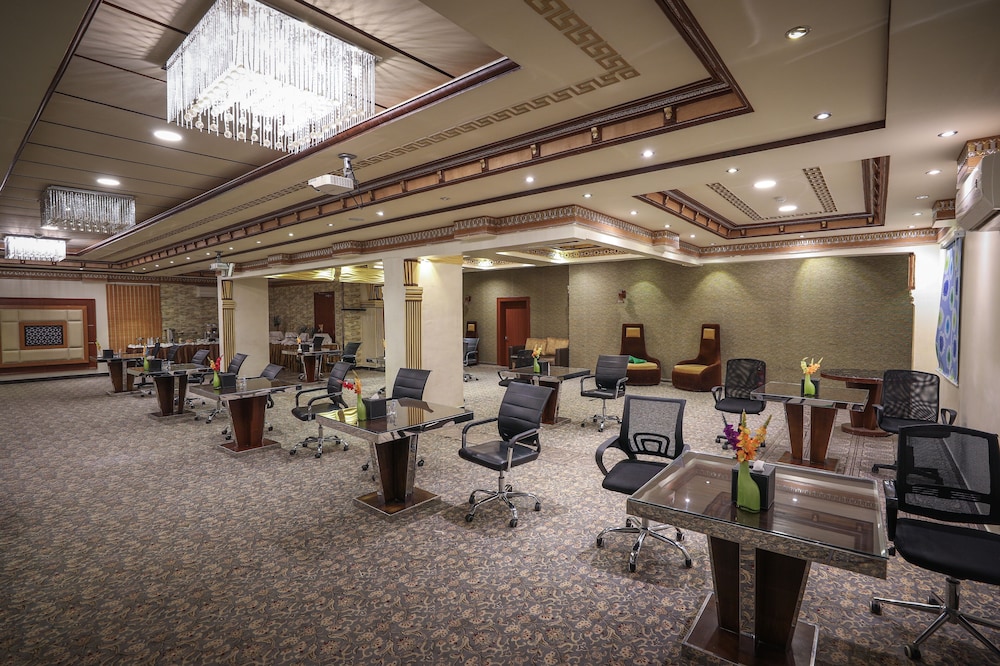 فندق ميرال كراون(Meral Crown Hotel) 54/62