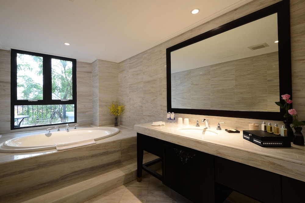 The Chi Boutique Hotel 34/66
