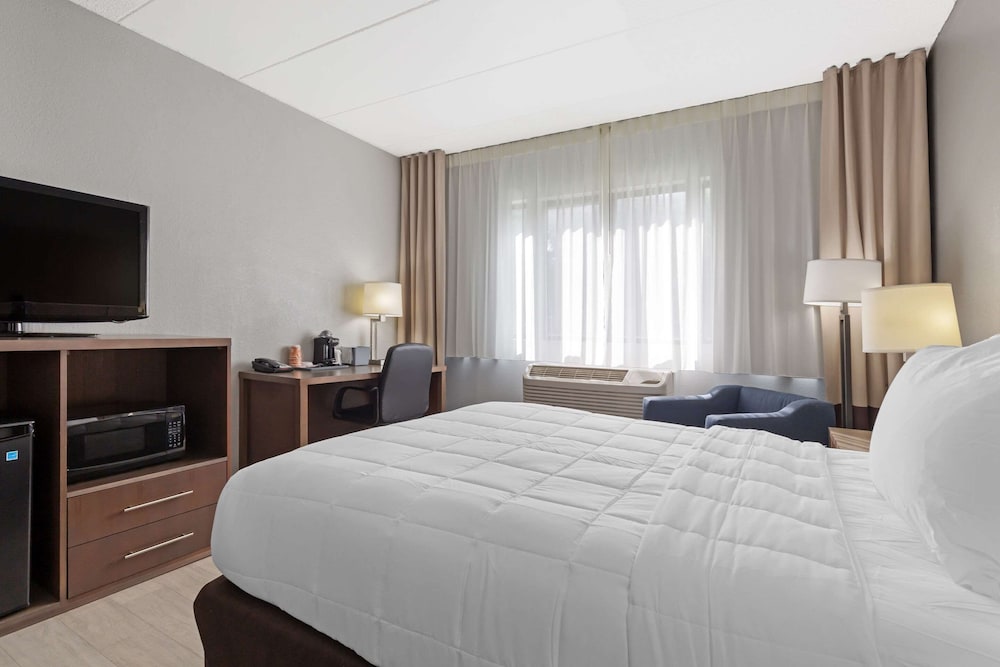 Clarion Hotel & Suites BWI Airport North 12/62