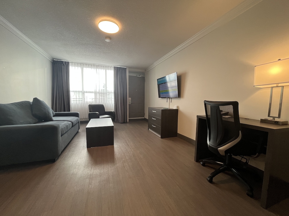 Super 8 by Wyndham Macleod Trail Calgary 43/60