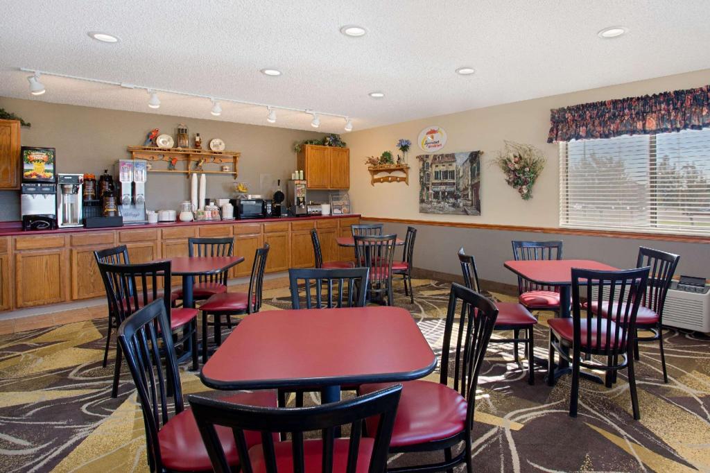 Super 8 By Wyndham Charles City 23/26