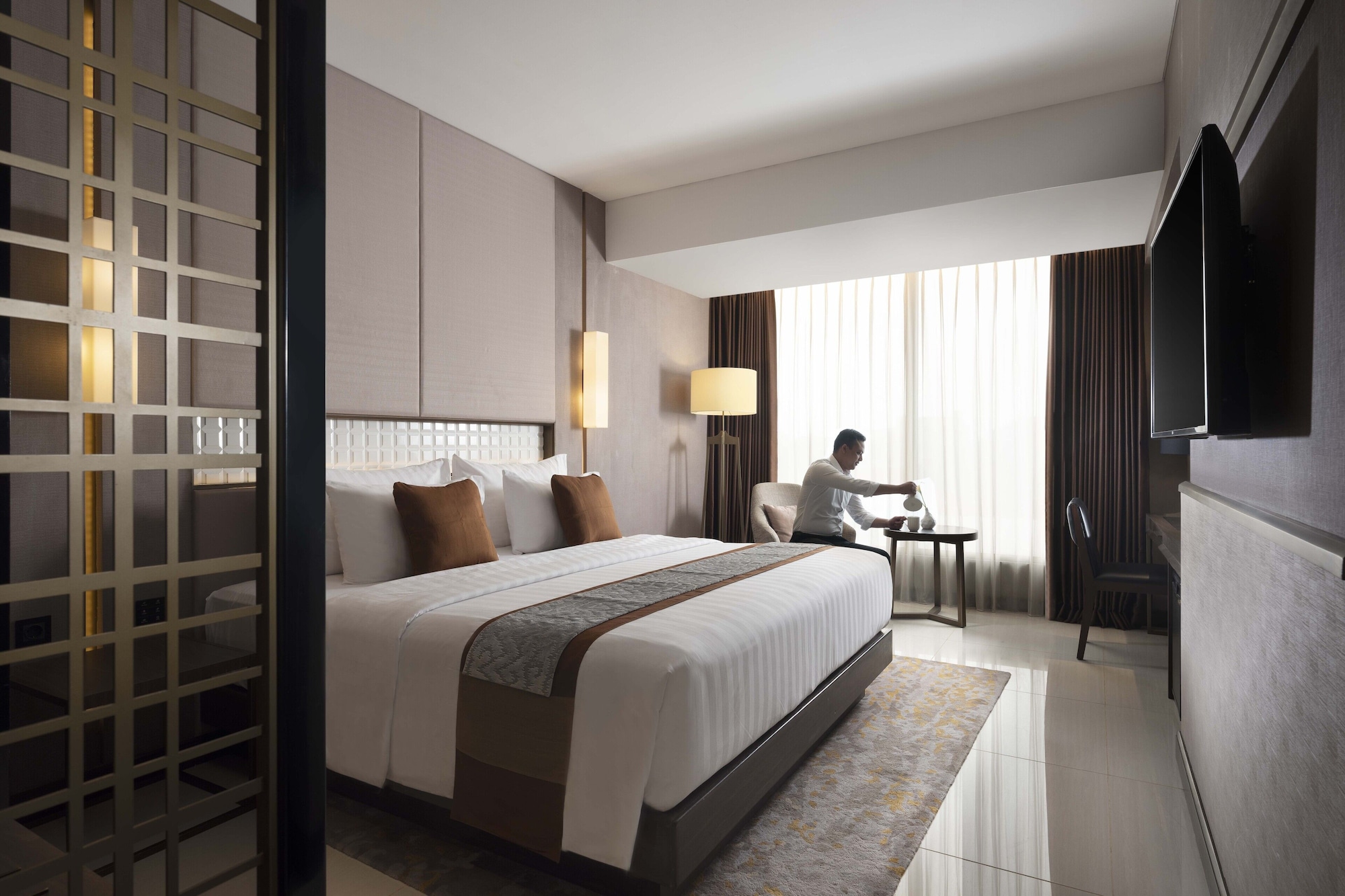 GRAND, DELUXE, KING BED, SMOKING