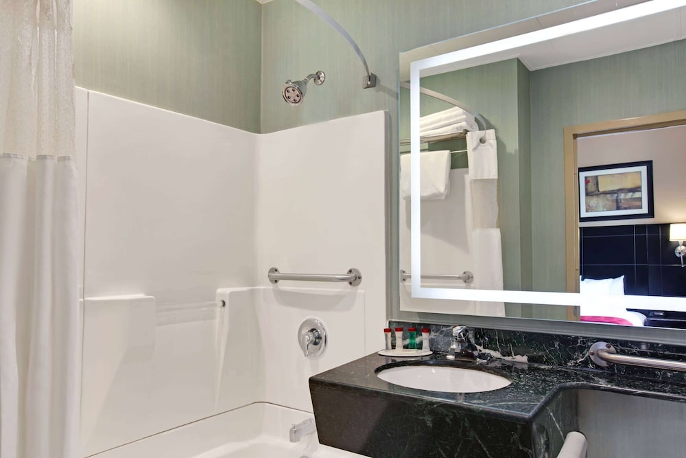 Ramada by Wyndham Bronx 17/55