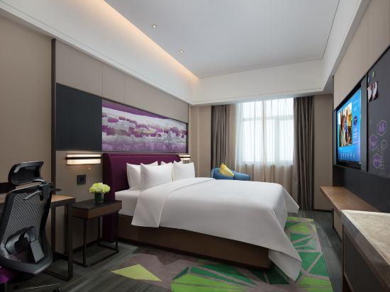 Cozy, Queen Bed