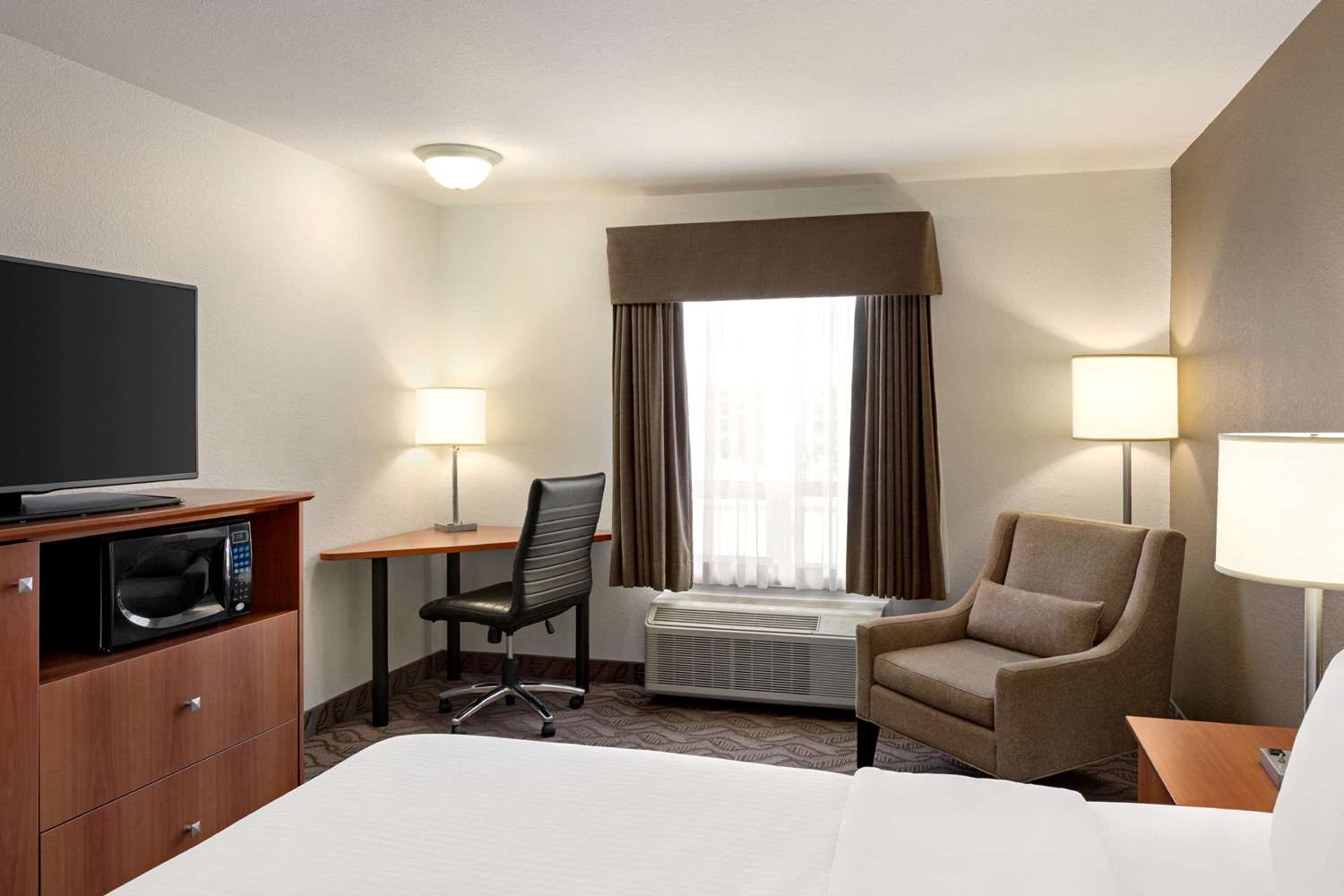 Super 8 by Wyndham Calgary Shawnessy Area 8/24