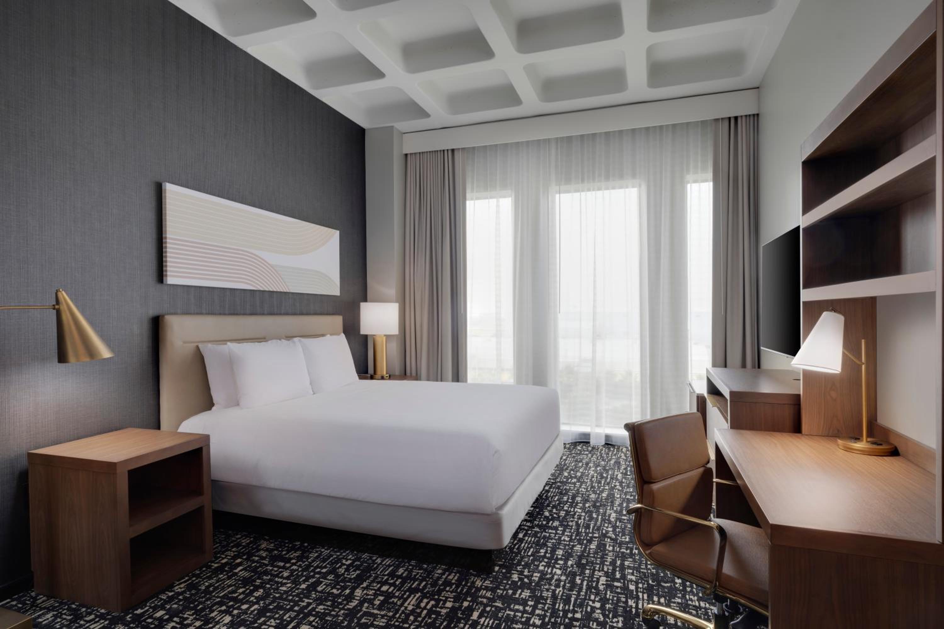 ROOM, KING BED