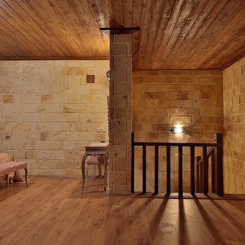 Elevres Stone House Hotel 23/67