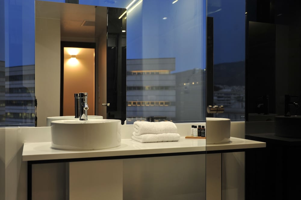 ROOM, SINGLE, QUEEN BED, ACROPOLIS VIEW, CORNER