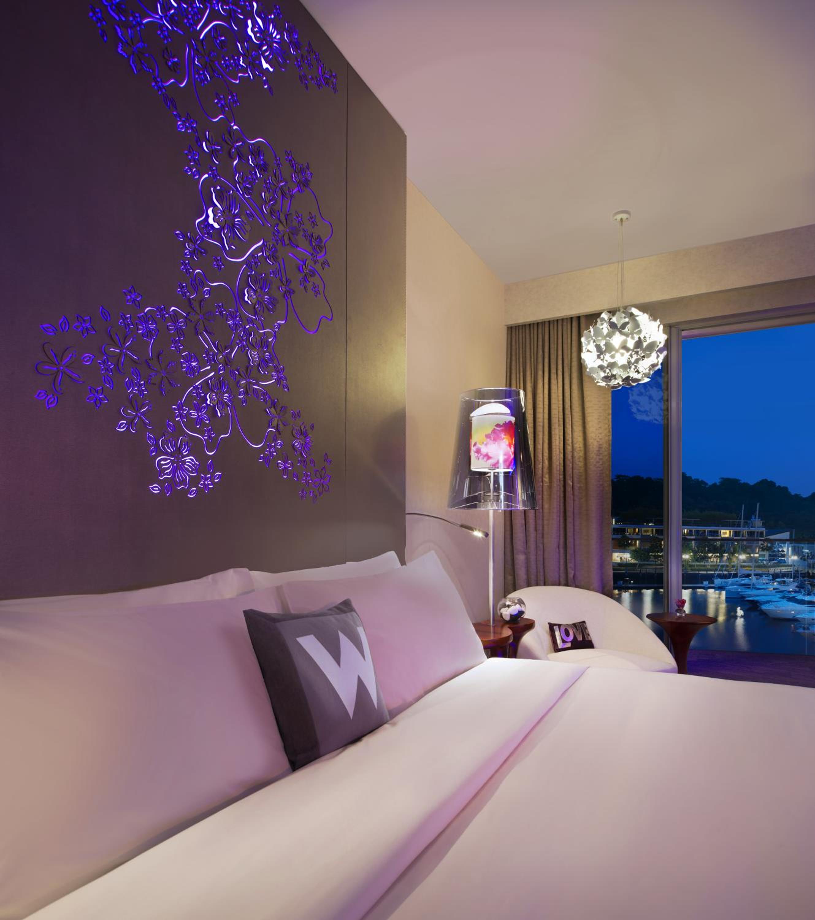 غرفة بريميير بسرير كينج بإطلالة على المرسى بشرفة، W Singapore Sentosa Cove 4/7
